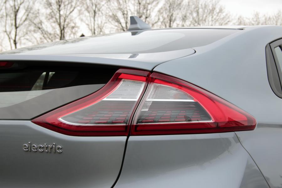 Детали экстерьера Hyundai IONIQ electric 2016 года  (WW) (фото 37 из 41)